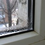 Почему появляется конденсат на окнах и как от него избавиться?